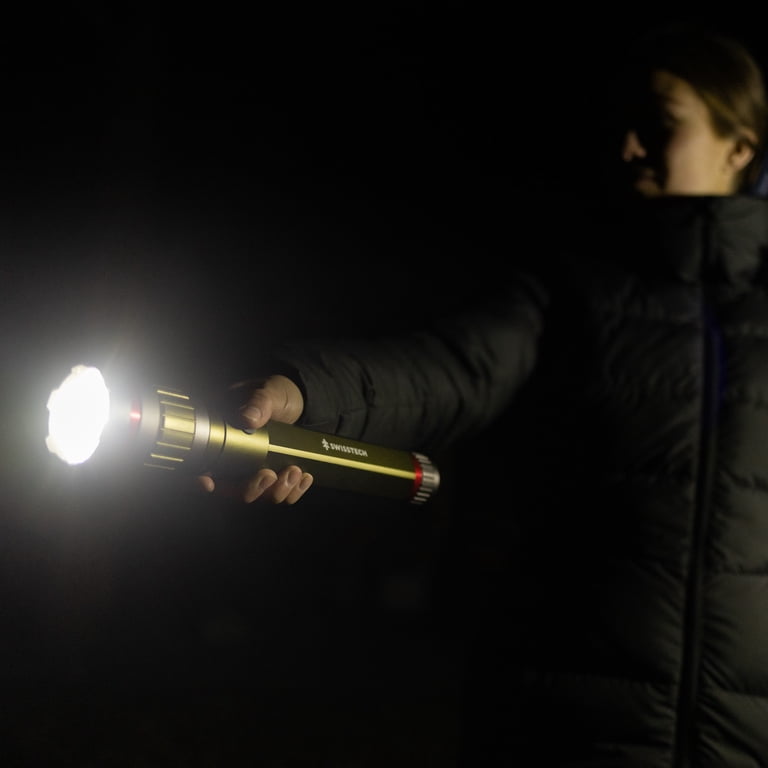 Swiss Tech Torcia LED 7500 Lumen Ricaricabile – Doppia Alimentazione AA/USB, Nero/Verde - Foto 3