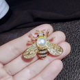 thumbnail image 2 of Broche de abeja de cristal CHAO con forma de insecto color blanco, 2 of 4