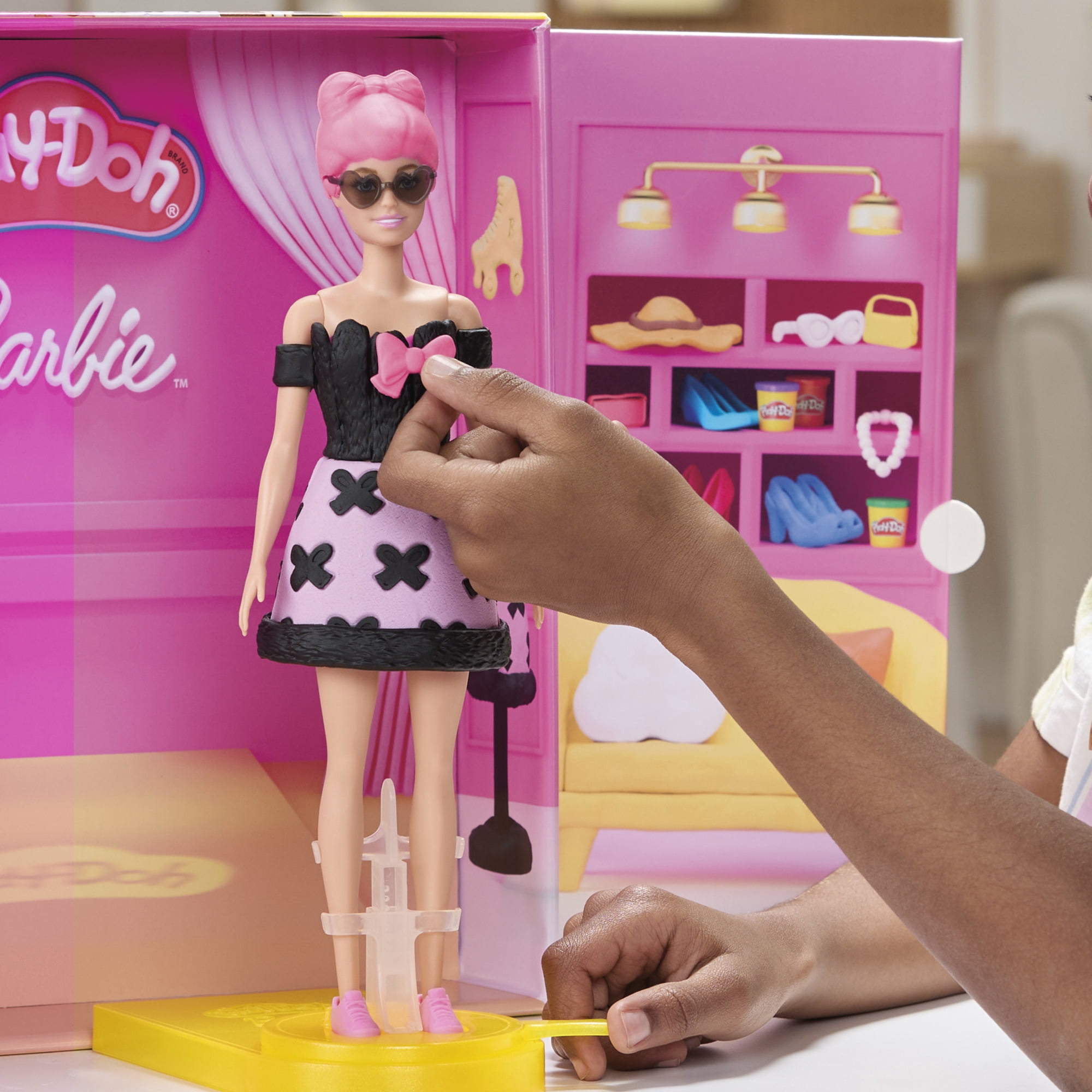 Play-Doh Barbie Designer Fashion Show Playset, Make Doll Clothes, Toys for Girls & Boys 5+
