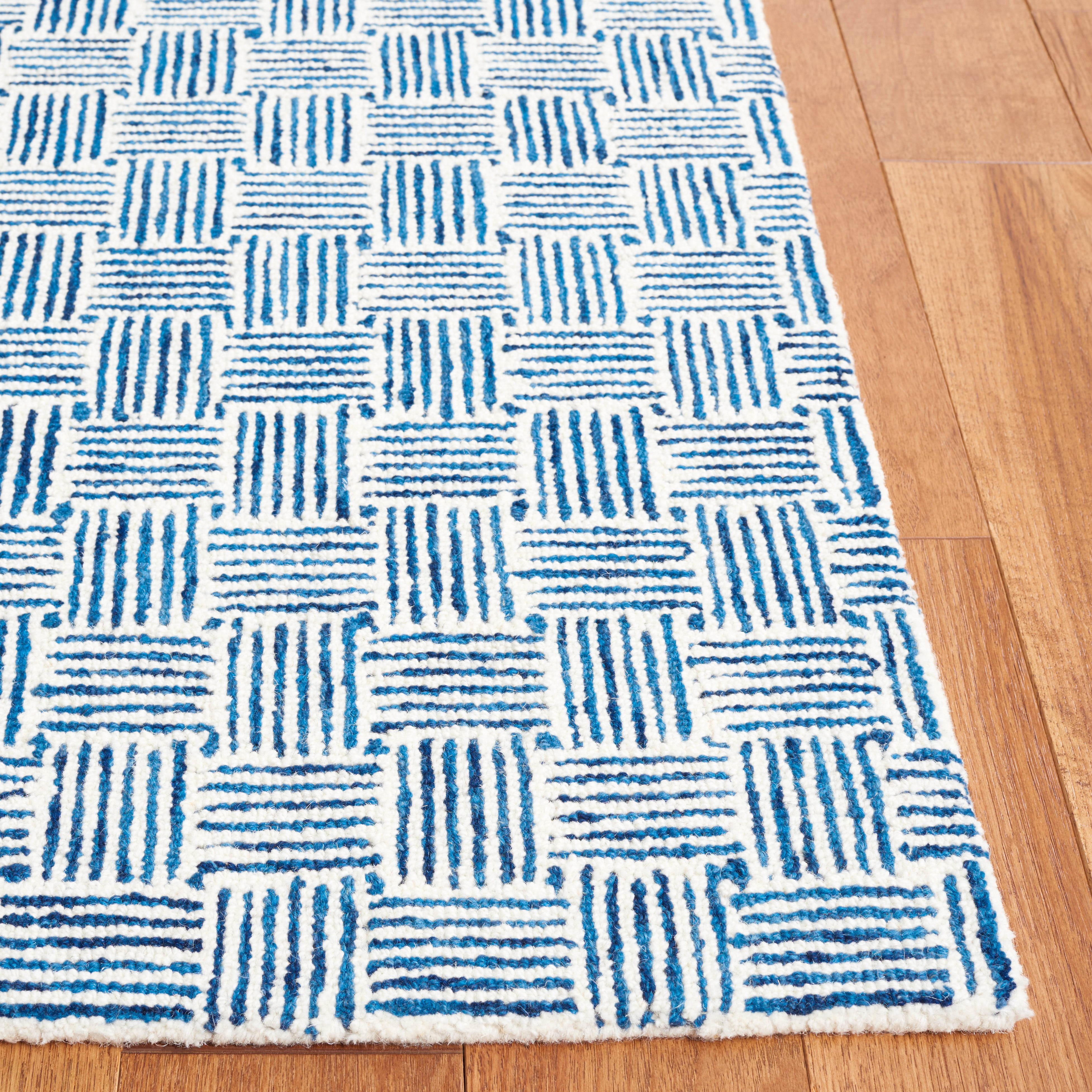 SAFAVIEH Micro-Loop Charlotte Solid Area Rug, Navy/Ivory, 6' x 9'