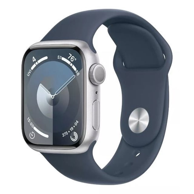 apple watch series 9 gps plata de 45 mm azul tormenta - s/m reloj inteligente Apple Series 9 con caja plata de 45 mm y correa azul tormenta, vista 3/4 frontal que muestra pantalla activa, corona digital y botón lateral, correa deportiva de silicón con cierre pasador; también suele usarse para seguimiento de entrenamientos y recibir notificaciones en viaje.