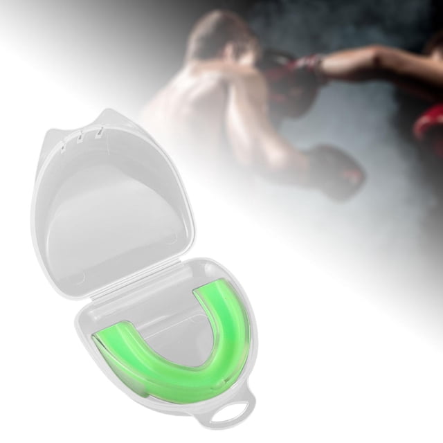 protector bucal cola sparring a prueba de golpes equipo de protección para boxeo karate baloncesto verde — vista 3/4 de un protector bucal verde de EVA dentro de un estuche transparente con tapa abierta; forma en U con borde reforzado para la encía y superficie lisa, dimensiones 8.5 x 7.5 x 4 cm (3.35 x 2.95 x 1.57 pulg.), adecuado para entrenamiento y sparring en deportes de combate y balón, y a menudo usado para prácticas y transporte por su estuche.