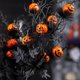 thumbnail image 3 of Ramo de calabazas decorativas con hojas de arce, decoración de árbol, flores realistas, ramo de calabazas de arce negro para decoración de festivales, color negro, 3 of 5