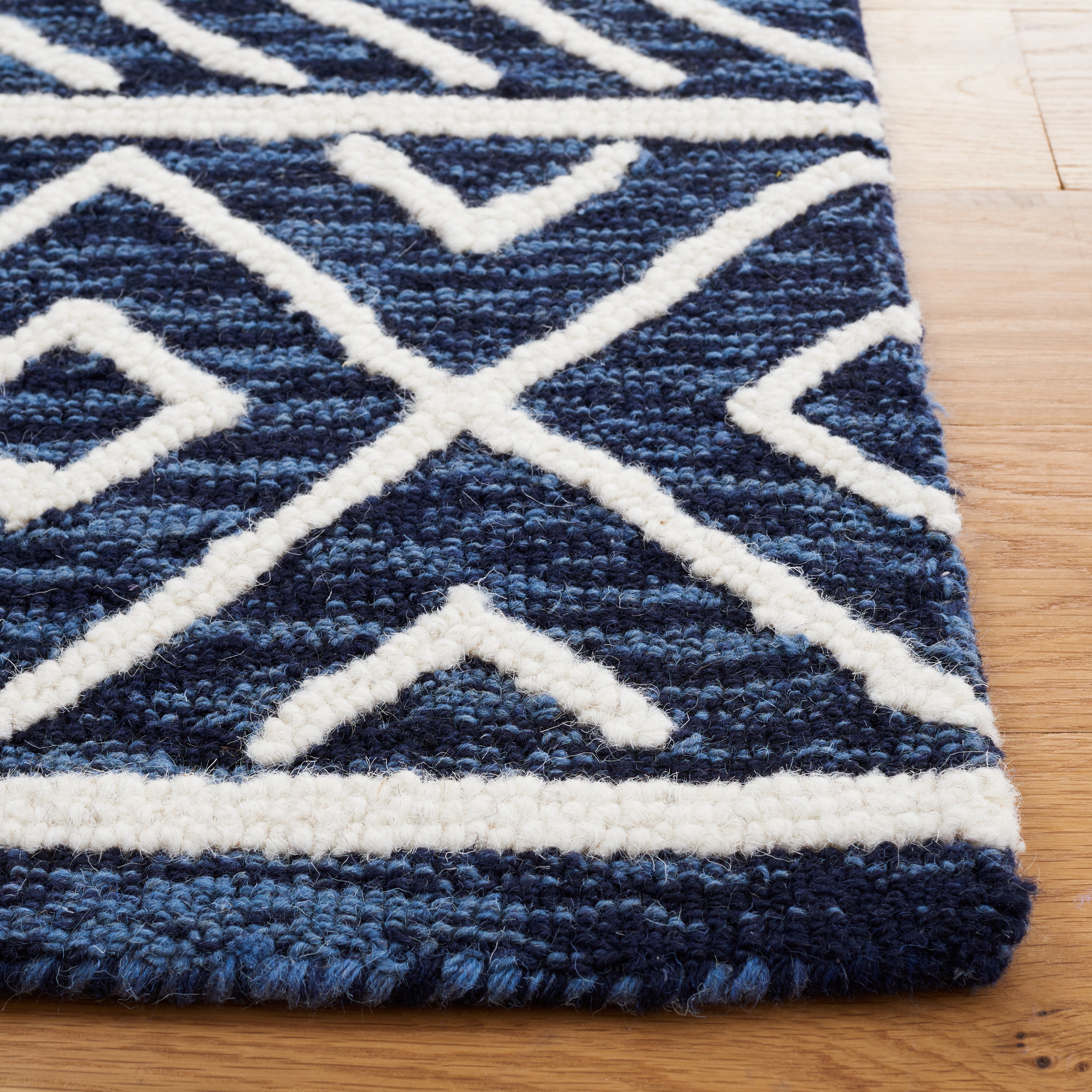 SAFAVIEH Metro Fletcher Medallion Area Rug, Navy/Ivory, 5' x 8'