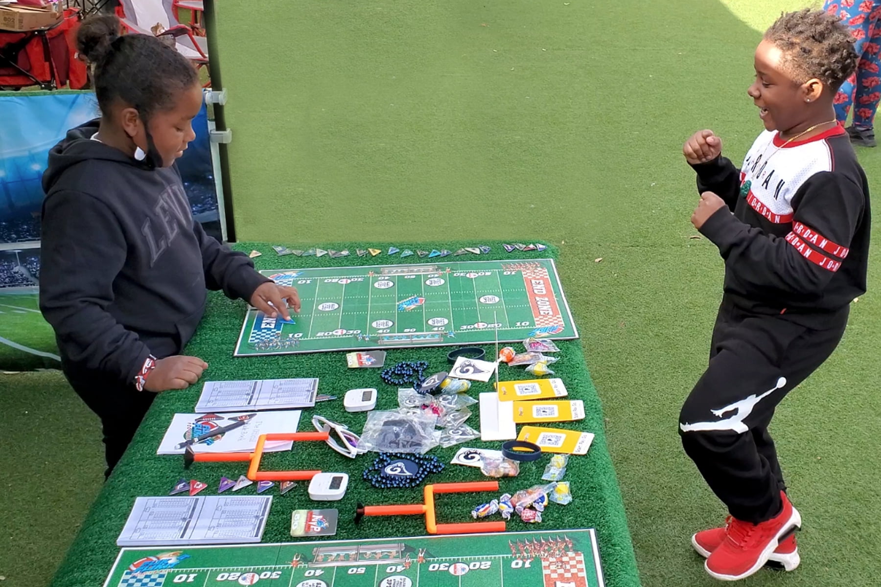 FlikIt FlikIt Football Tabletop Game, Competitive Board Game for Family Fun, 6-Fold Board