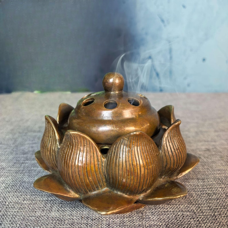 Handmade miniature carved exquisite rare pure copper lotus incense burner ornaments, desktop decoration, worth collecting