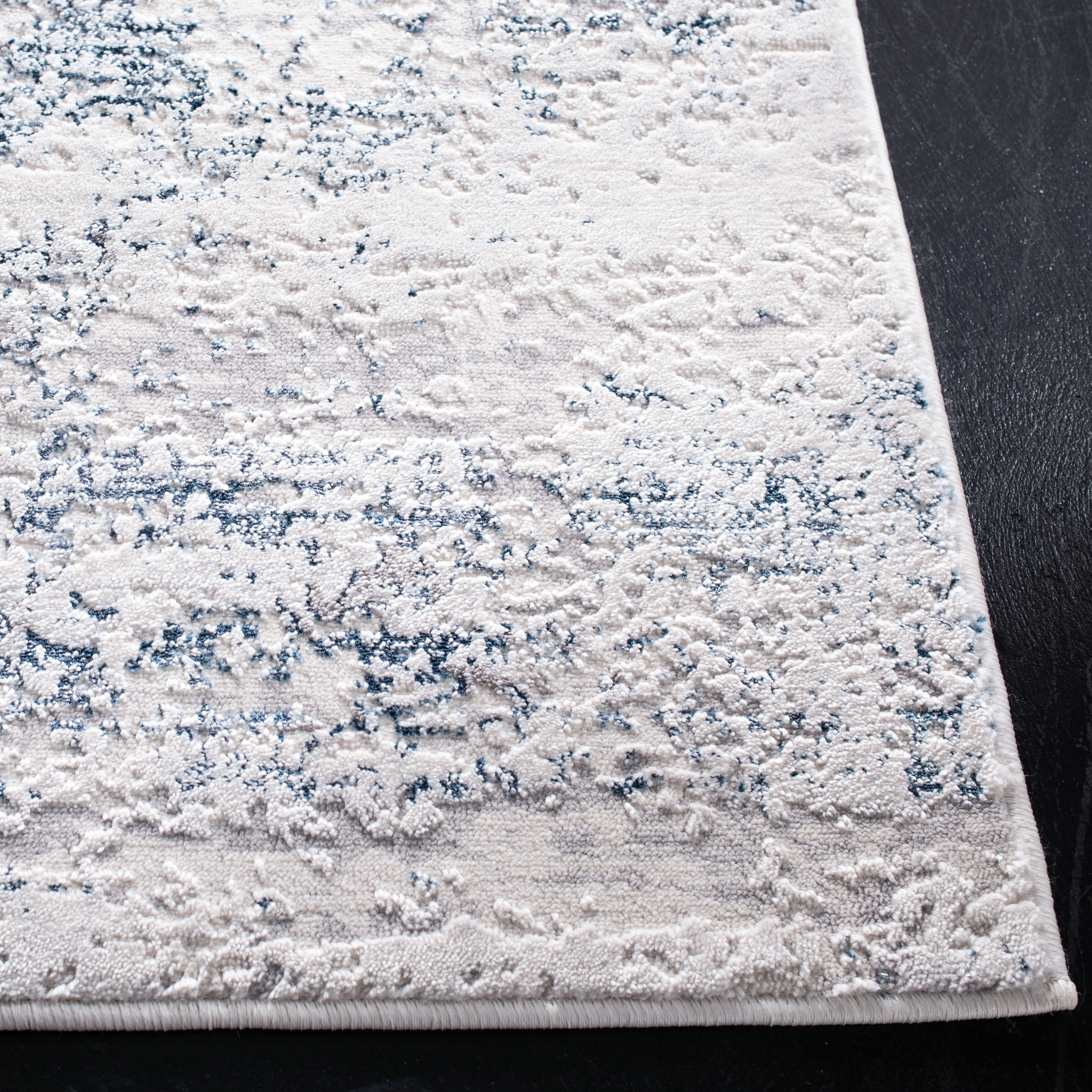 SAFAVIEH Amalfi Cian Distressed Runner Rug, Cream/Navy, 2' x 8'