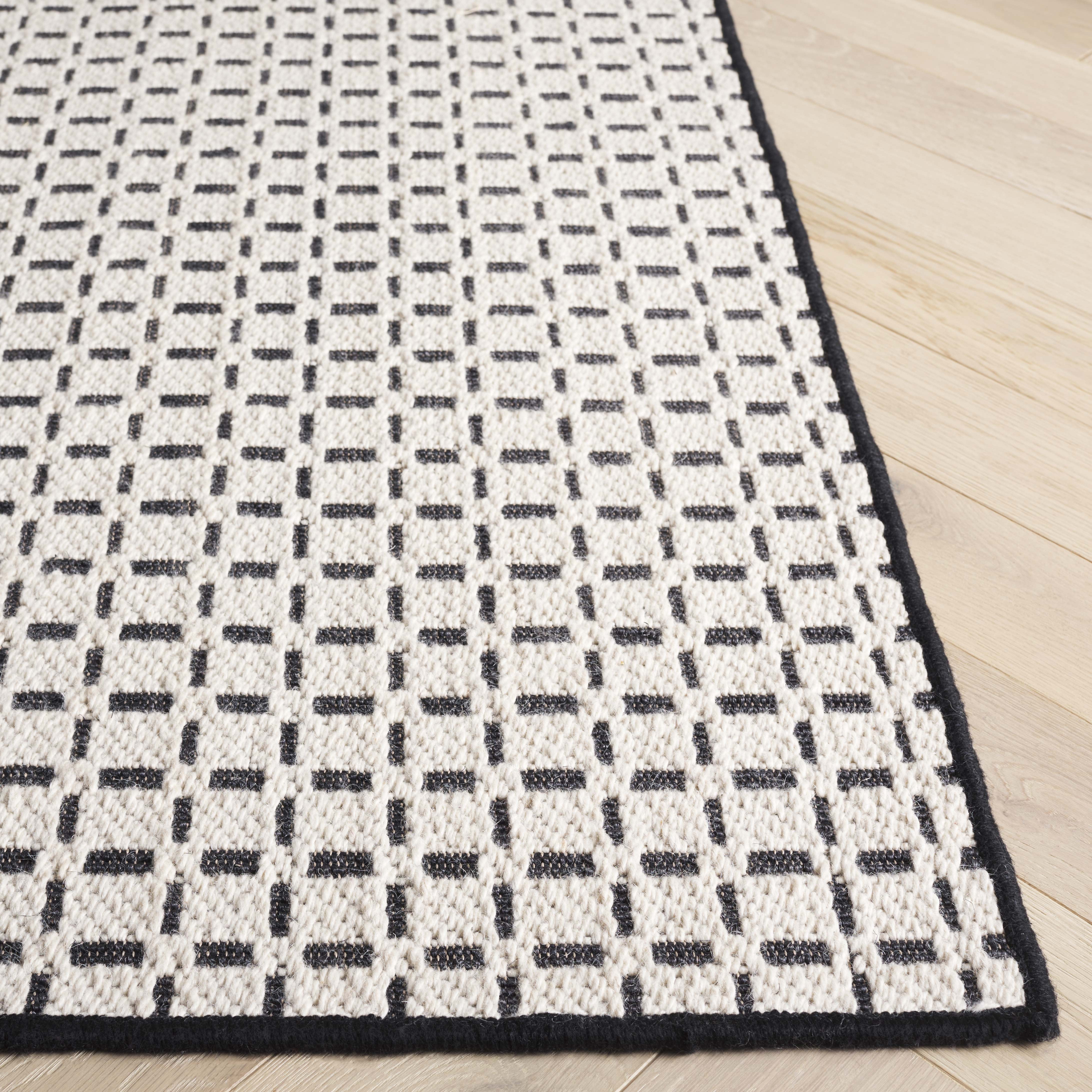 SAFAVIEH Natural Fiber Phelim Geometric Area Rug, Ivory/Black, 3' x 5'