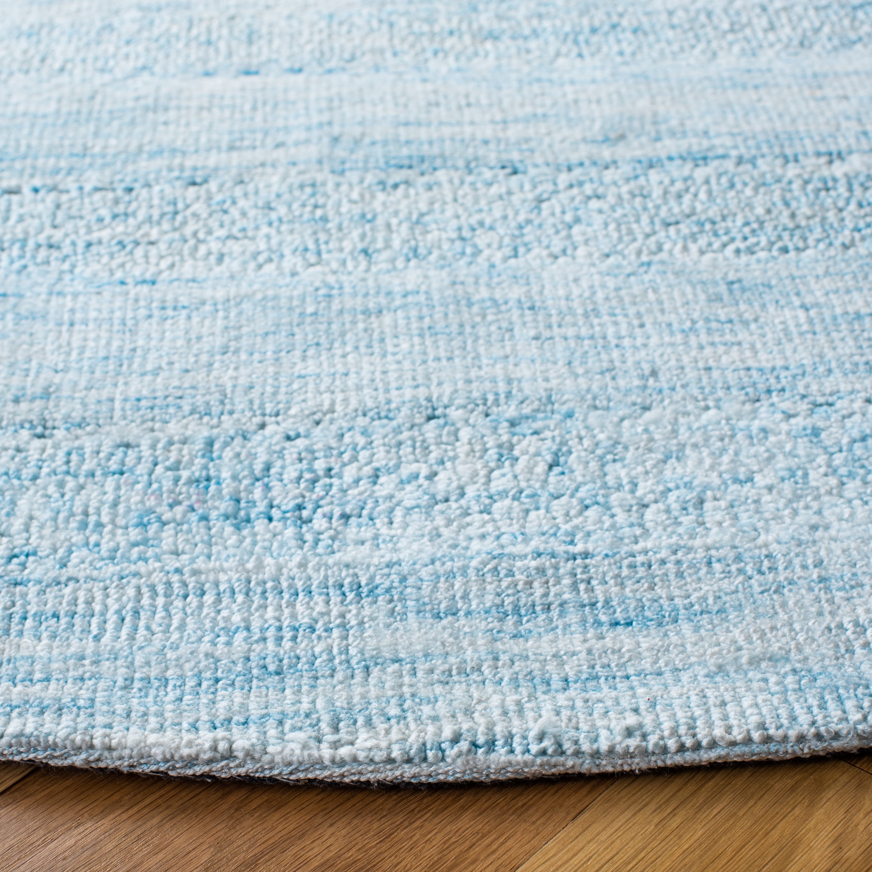 SAFAVIEH Classic Vintage Brad Distressed Area Rug, Light Blue, 6' x 6' Round