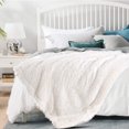 thumbnail image 5 of Couverture en Fausse Fourrure Douce et Pelucheuse à Poils Longs pour Lit, Longue Fourrure Solide, Réversible, Chaude, Confortable et Luxueuse, Couverture Moelleuse pour Canapé, Canapé comme Cadeau de Décoration d'Intérieur (Blanc, 127 X 152,4 Cm), 5 of 5