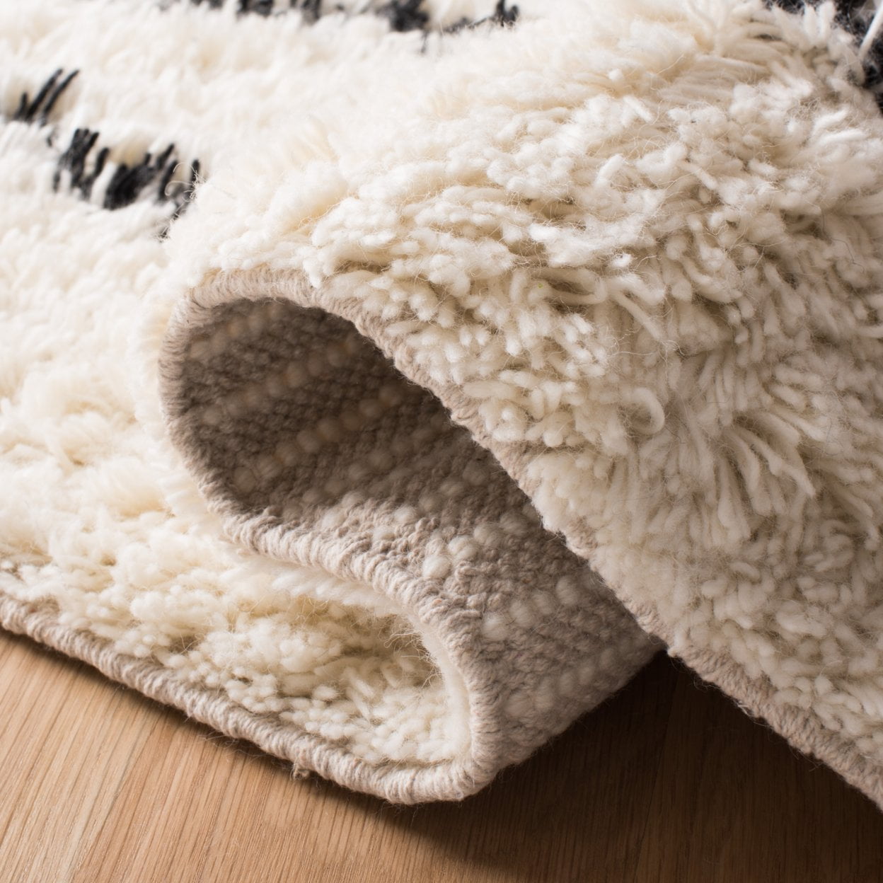 SAFAVIEH Casablanca Winifred Striped Wool Shag Area Rug, Black/Ivory, 4' x 6'