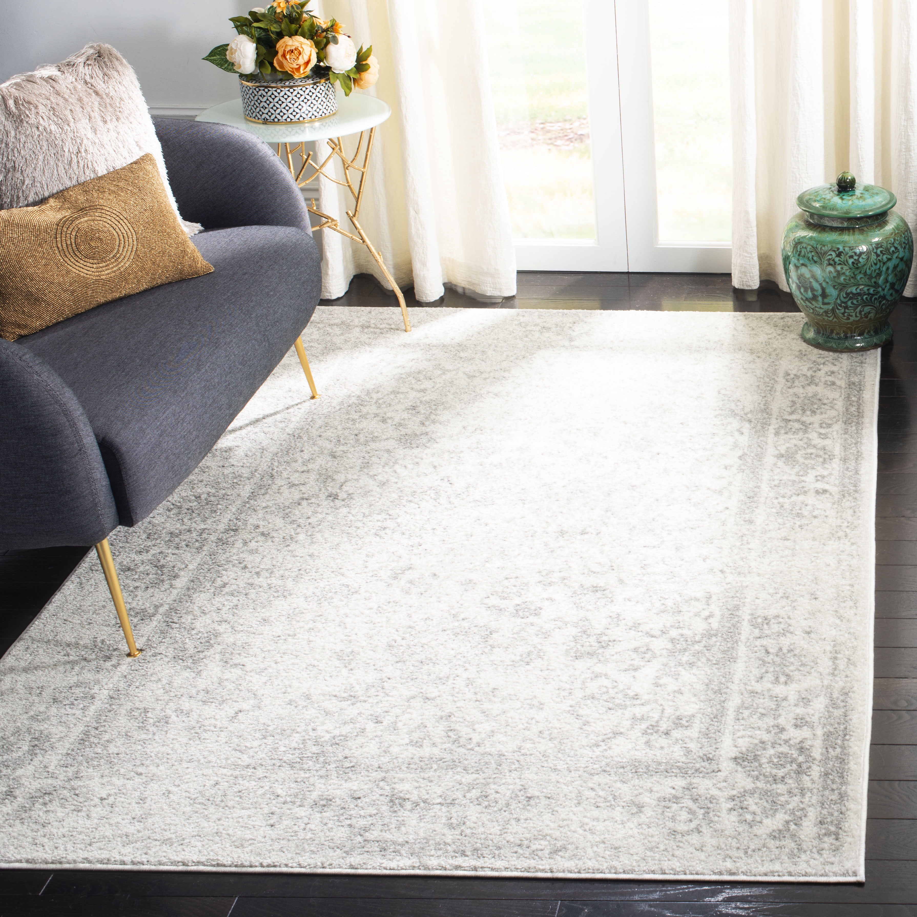 SAFAVIEH Adirondack Wyatt Traditional Distressed Area Rug, Ivory/Silver, 4' x 6' - Transitional Modern Design, Ivory & Silver, Ideal for Living Room, Bedroom, Dining Space, Entryway, Bathroom, Bedsid