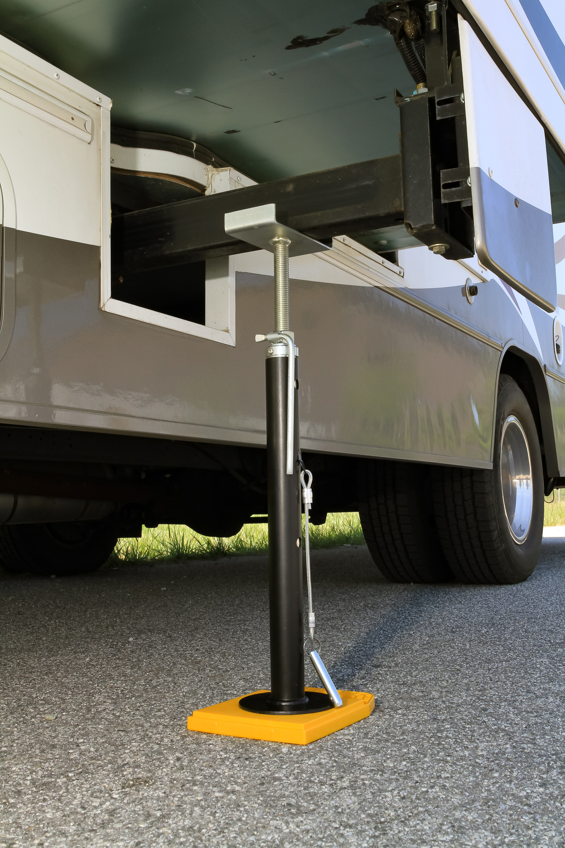 Camco Eaz-Lift Premium RV Slide-Out Support | Adjusts from 19 to 47-inches High | Holds up to 5,000 lbs. Each | Durable Steel, Black and Silver (48867) - image 6 of 9
