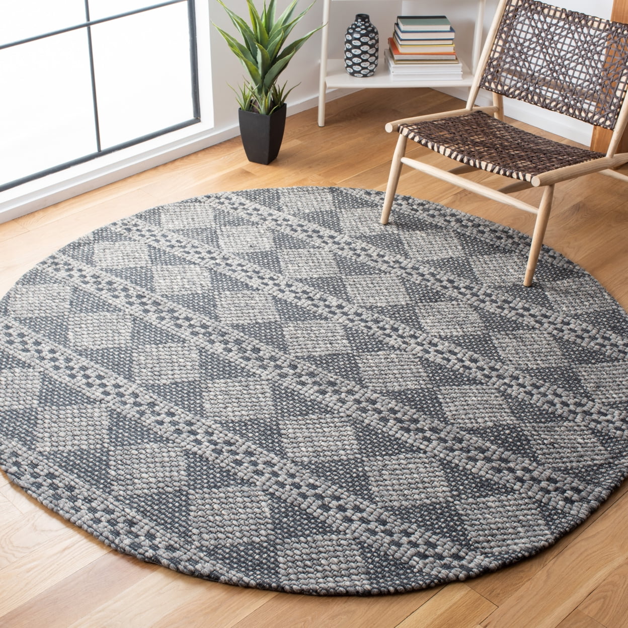 SAFAVIEH Marbella Matilda Diamond Area Rug, Dark Grey, 7' x 7' Round