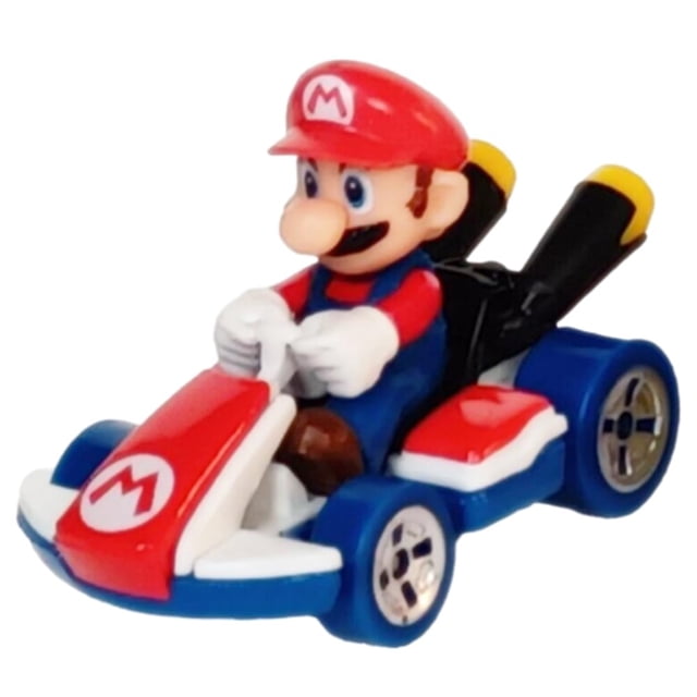 pieza de repuesto para mario kart rainbow road gxx41 de hot-wheels Mario Car de repuesto multicolor, vista 3/4 frontal de Mario sentado en go-kart fundido a presión con casco rojo marcado con 'M', overol azul, volante blanco, tubos traseros negros y ruedas azules con llantas plateadas. También suele usarse como pieza de recambio para colecciones de pista.
