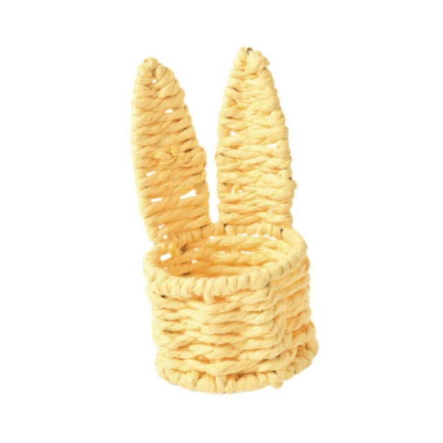 Cesta de mimbre artesanal para organizar frutas en la encimera de la cocina. amarillo