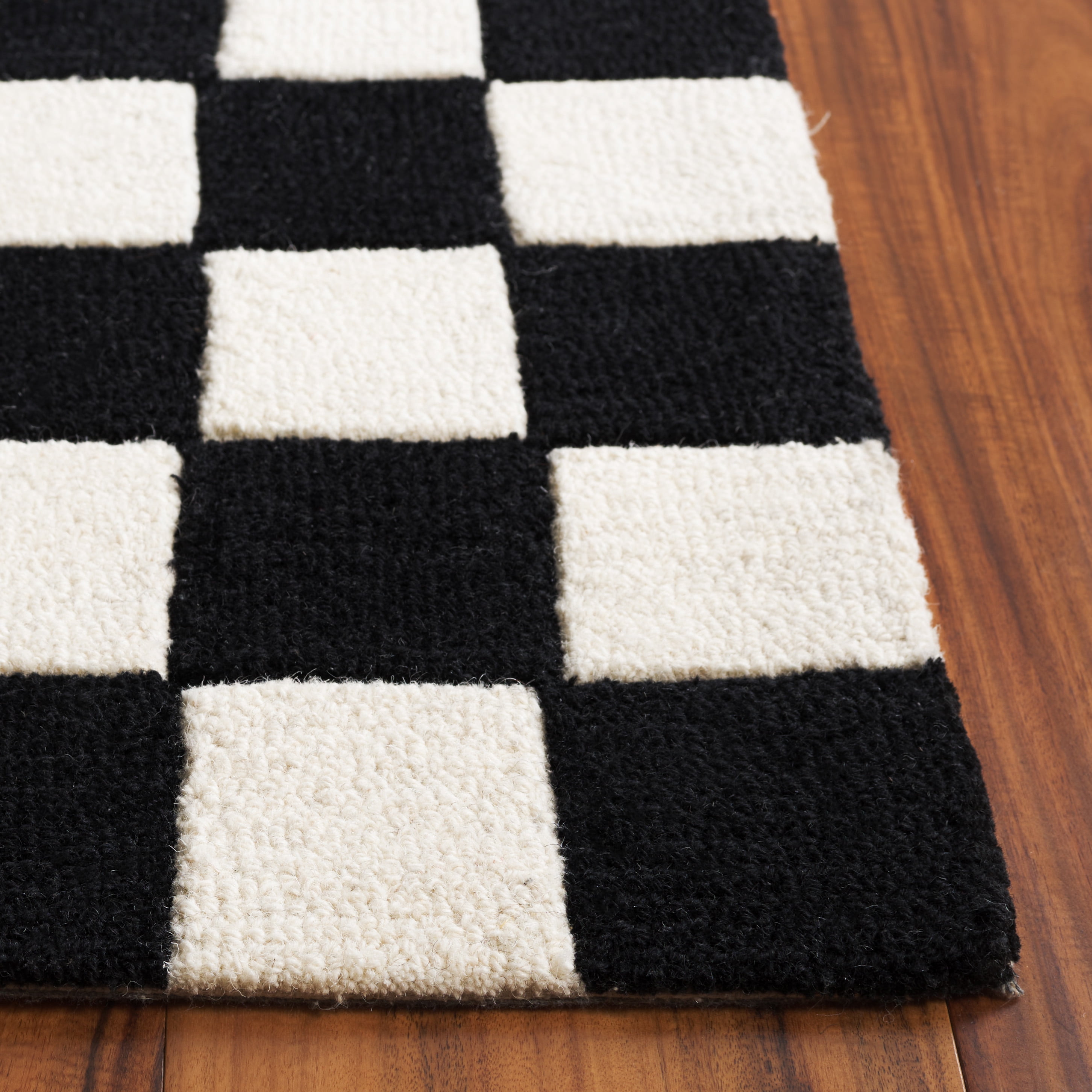 SAFAVIEH Ebony Camille Checkered Area Rug, Black/Ivory, 4' x 6'
