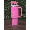 thumbnail image 1 of Vaso Stanley Winnie the Pooh de 40 Oz | Pooh, Eeyore, Piglet y Más, Botella de Agua Rosa Peonía, con Grabado Láser Personalizado, Envoltura Completa, obsequio para Ella (No Incluye Lazo), 1 of 10