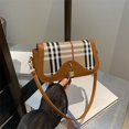 thumbnail image 3 of Bolso de mano francés de estilo nicho, popular este año, con un solo hombro, bandolera cuadrada pequeña con diseño a cuadros en contraste, bolso de mujer con cierre retro sencillo., 3 of 5