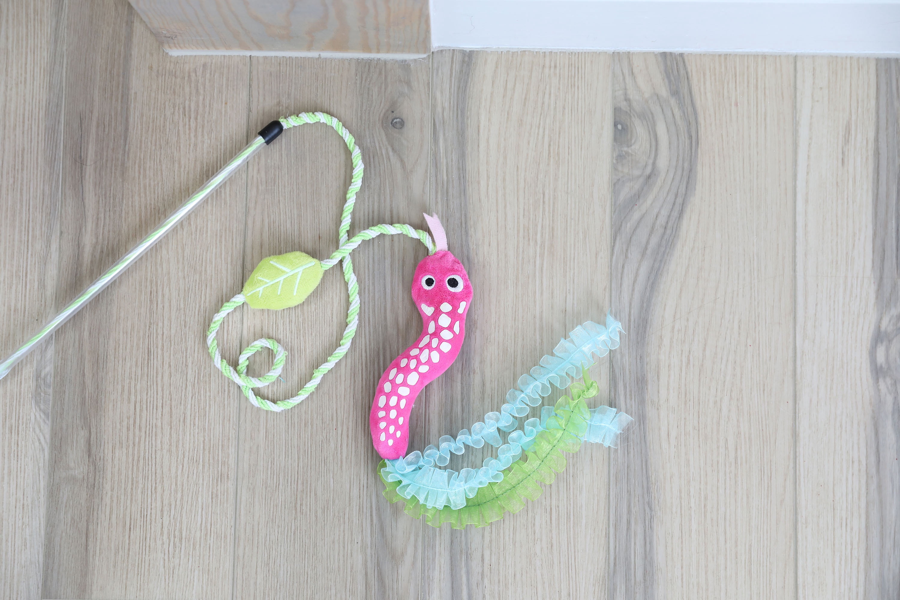 Quirky Kitty Glowing Forest Glow Snake Wand Night Play Catnip Cat Toy, Pack of 1, Glow Snake Wand