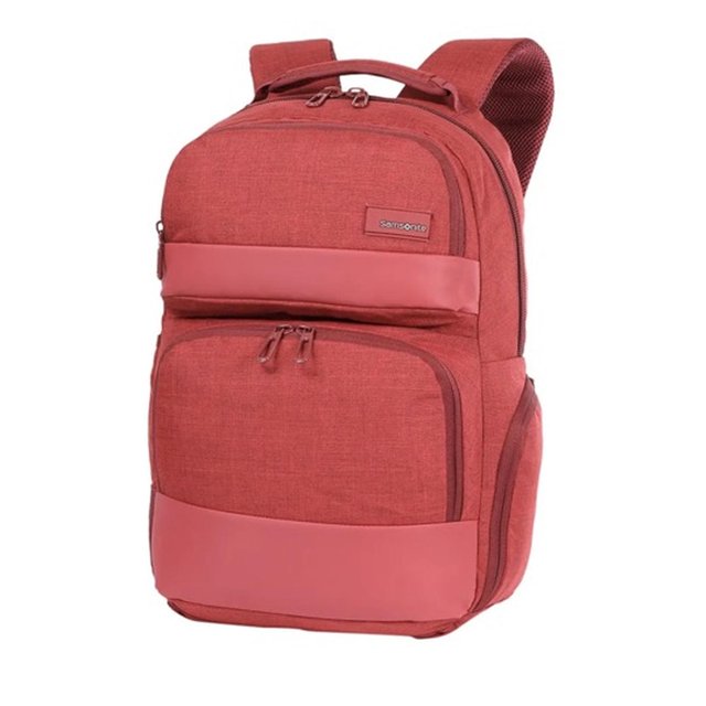 mochila samsonite non stop 930 roja marca samsonite, vista frontal 3/4 con compartimento principal acolchado para laptop y tablet; bolsillo frontal superior e inferior con organizador; tirantes y respaldo acolchonado; bolsas laterales con cierre y puerto para audífonos y batería externa. Dimensiones: 47 x 31 x 24 cm. También suele usarse para llevar accesorios electrónicos y cables en viajes cortos.