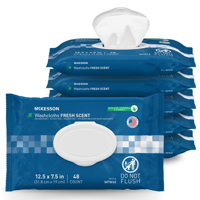 toallitas de toalla mckesson, paquete de 6, 288 prehumedecidas, 32 x 19 cm Vista frontal centrada de paquetes azules apilados con un paquete en primer plano; tapa a presión blanca abierta mostrando una toallita, marca McKesson y texto 'Washcloths FRESH SCENT', tamaño 12.5 x 7.5 in (31.8 x 19 cm), recuento 48 por paquete y símbolo 'Do Not Flush'. Adecuadas para limpieza personal diaria.