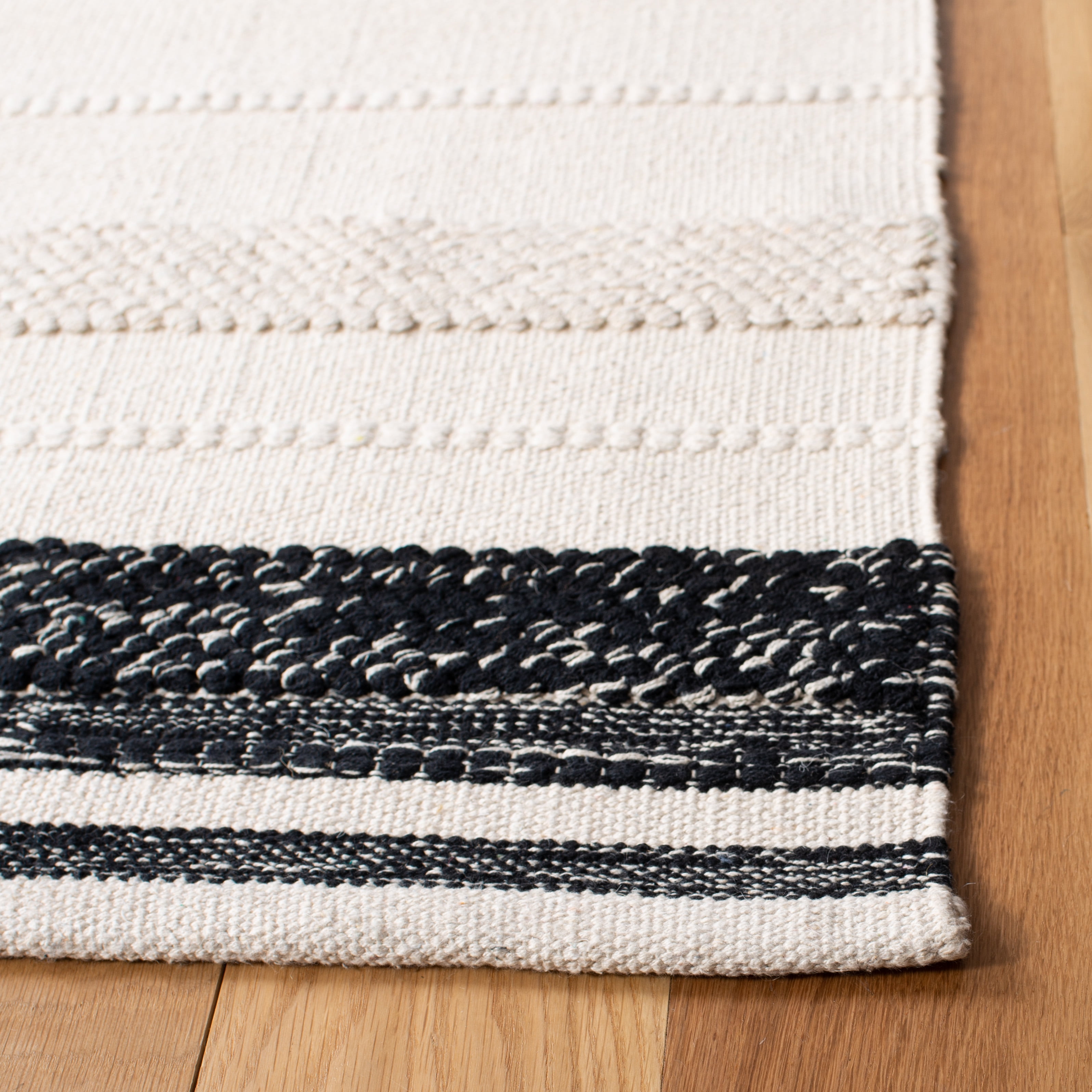 SAFAVIEH Striped Kilim Kevin Striped Cotton Area Rug, Ivory/Black, 5' x 8'