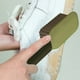 thumbnail image 5 of Cepillo para zapatos con cerdas duras para limpieza de calzado deportivo y de cuero. Cepillo multifuncional con mango cómodo. Orificio para colgar para fácil almacenamiento. Construcción de plástico, 5 of 6