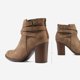 thumbnail image 4 of Botas TOETOS CHICAGO-03 para Mujer con Tacón Grueso y Tobillo en Color Tan, 4 of 4