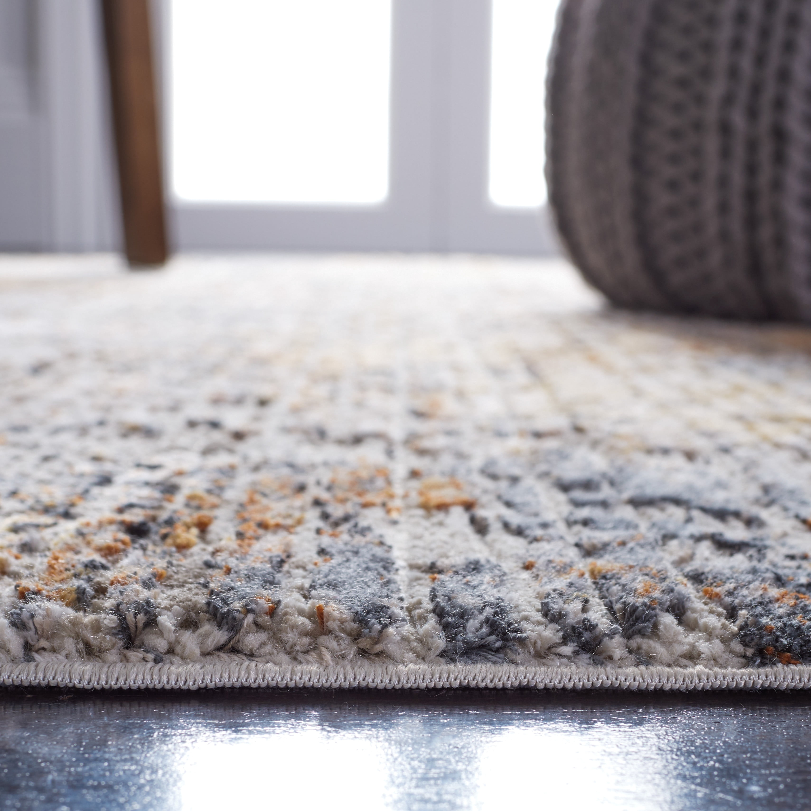 SAFAVIEH Princeton Lorelle Distressed Area Rug, Ivory/Grey, 4' x 6'