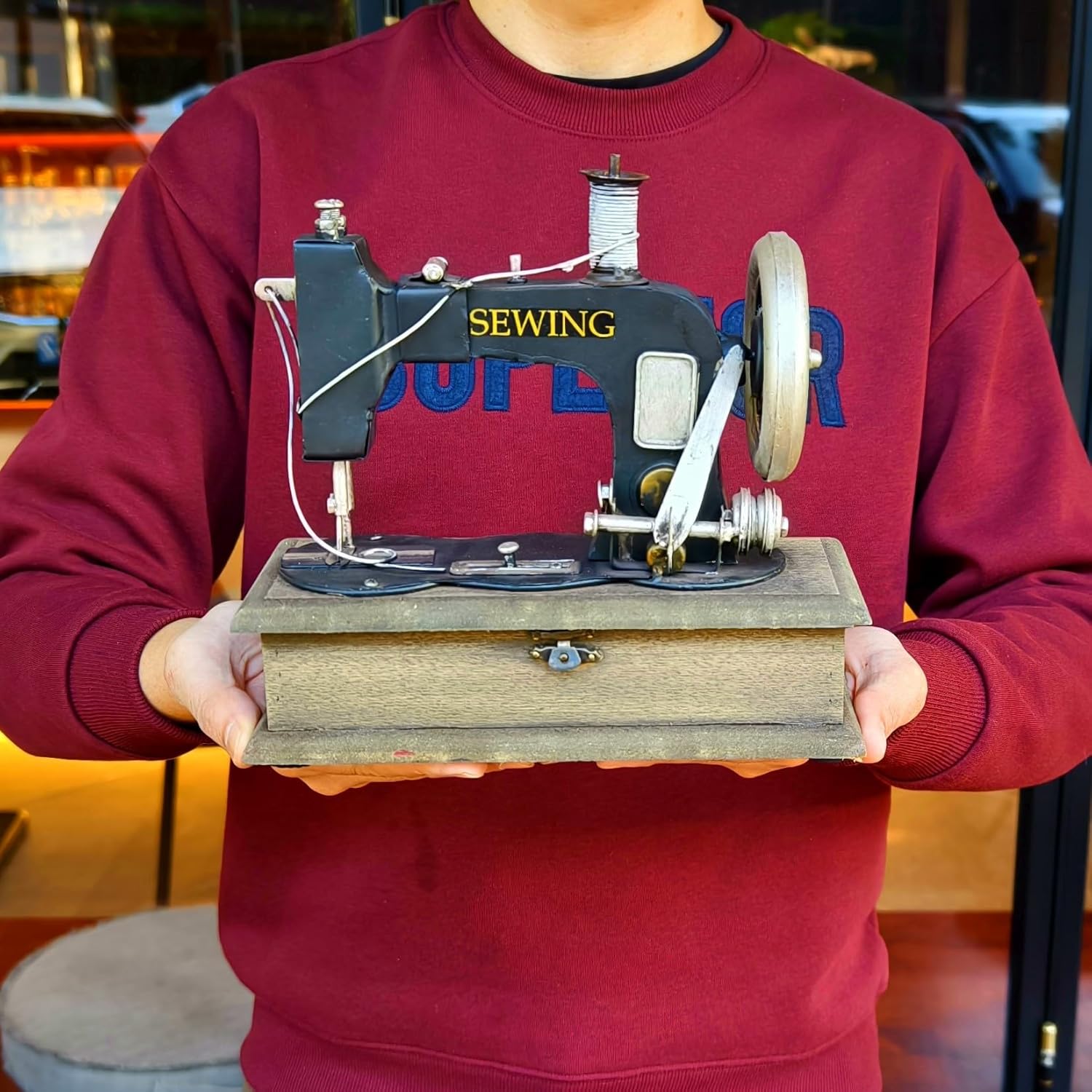 Large Vintage Iron Tin Sewing Machine Model Tin Design with Iron 70s 80s Tailor Needlework Retro Nostalgic Decor for Clothing Shop Cafe Desk Window Store Photo Props Sewing Ornaments