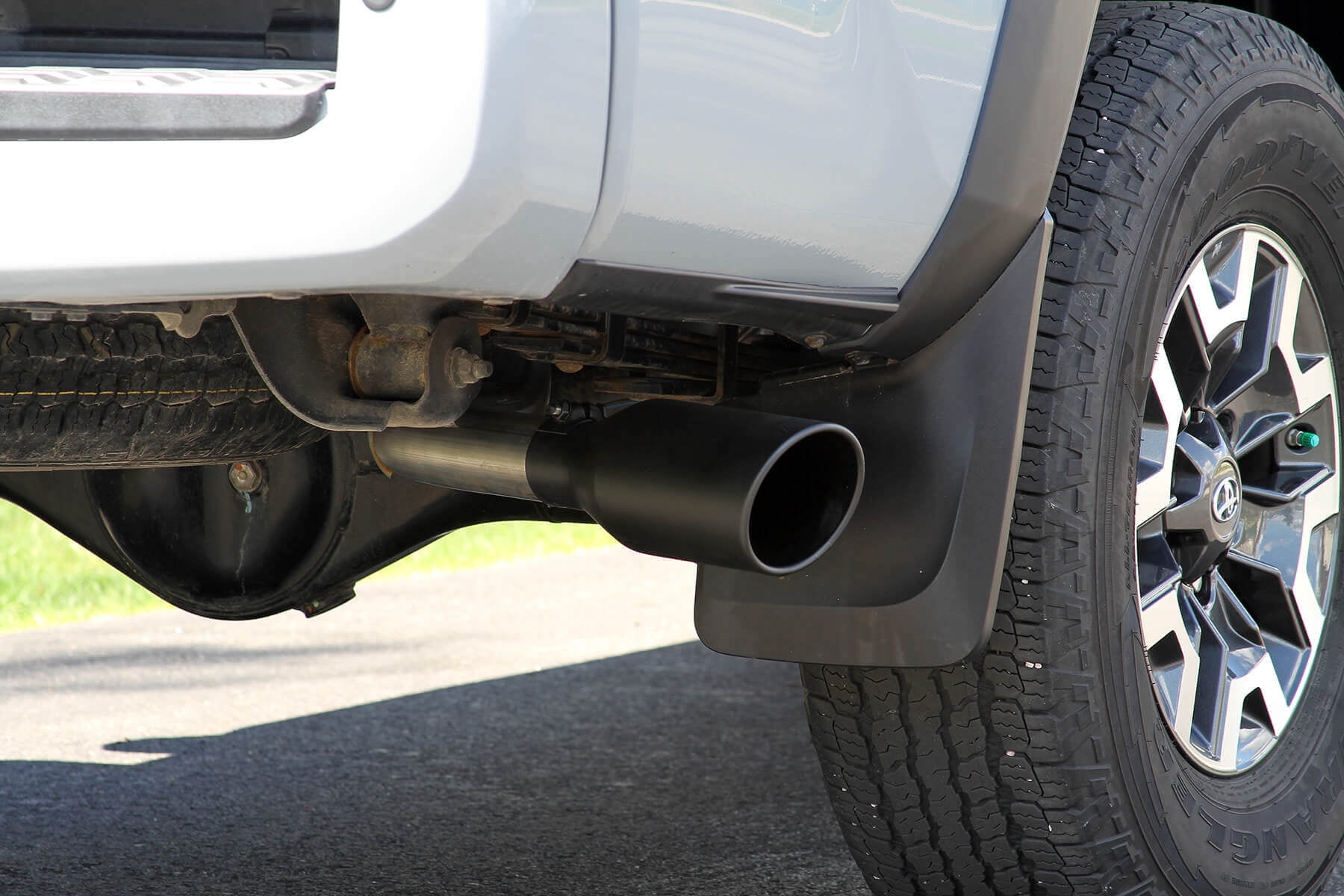 Flowmaster 717944 FlowFX Cat-Back Exhaust System 2.5" Stainless Steel