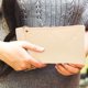 thumbnail image 4 of YSNOOWE Cartera Clutch De Cuero Beige Con Estampado De Cocodrilo Y Amplio Almacenamiento, 4 of 6