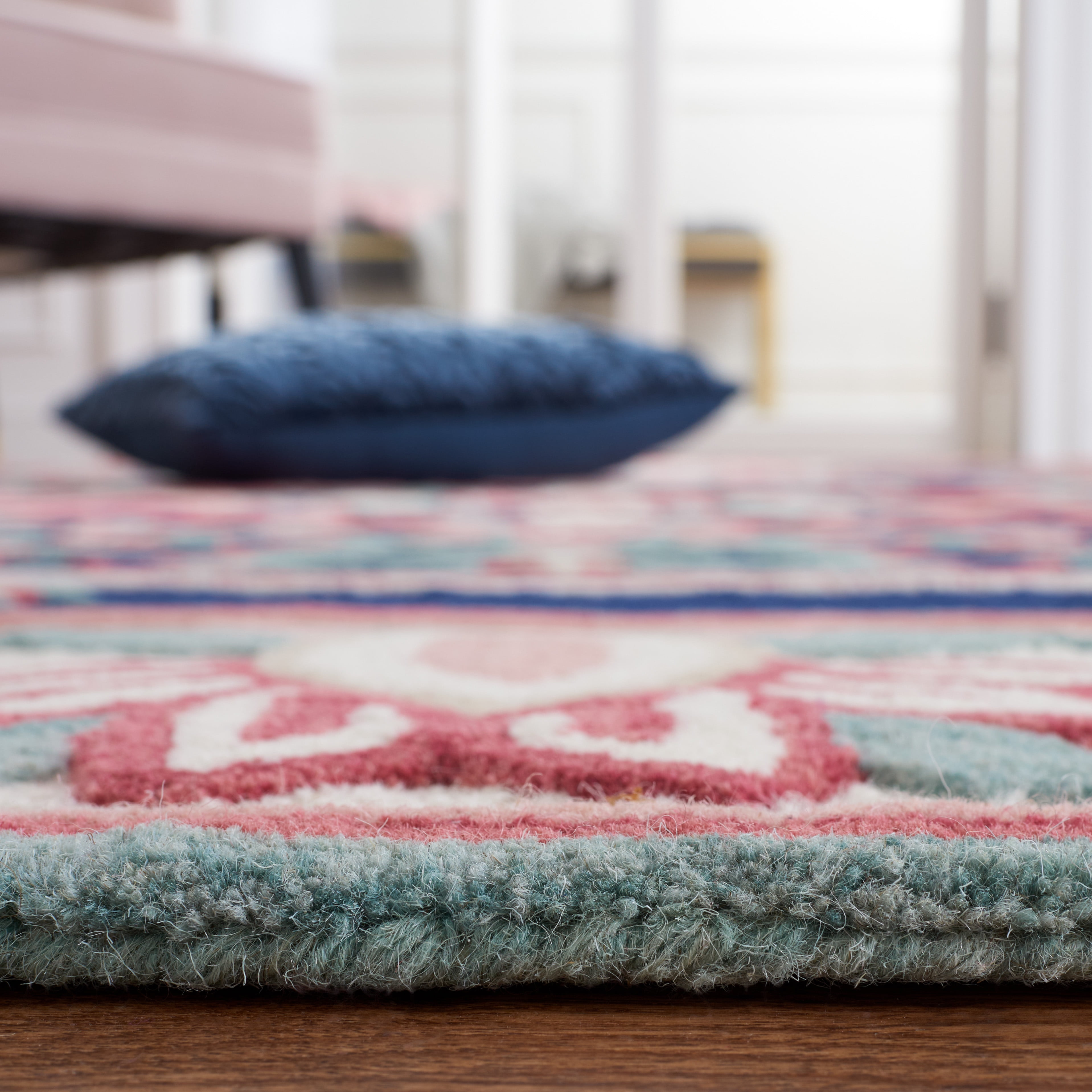SAFAVIEH Bellagio Vanessa Floral Wool Area Rug, Navy/Ivory, 6' x 9'