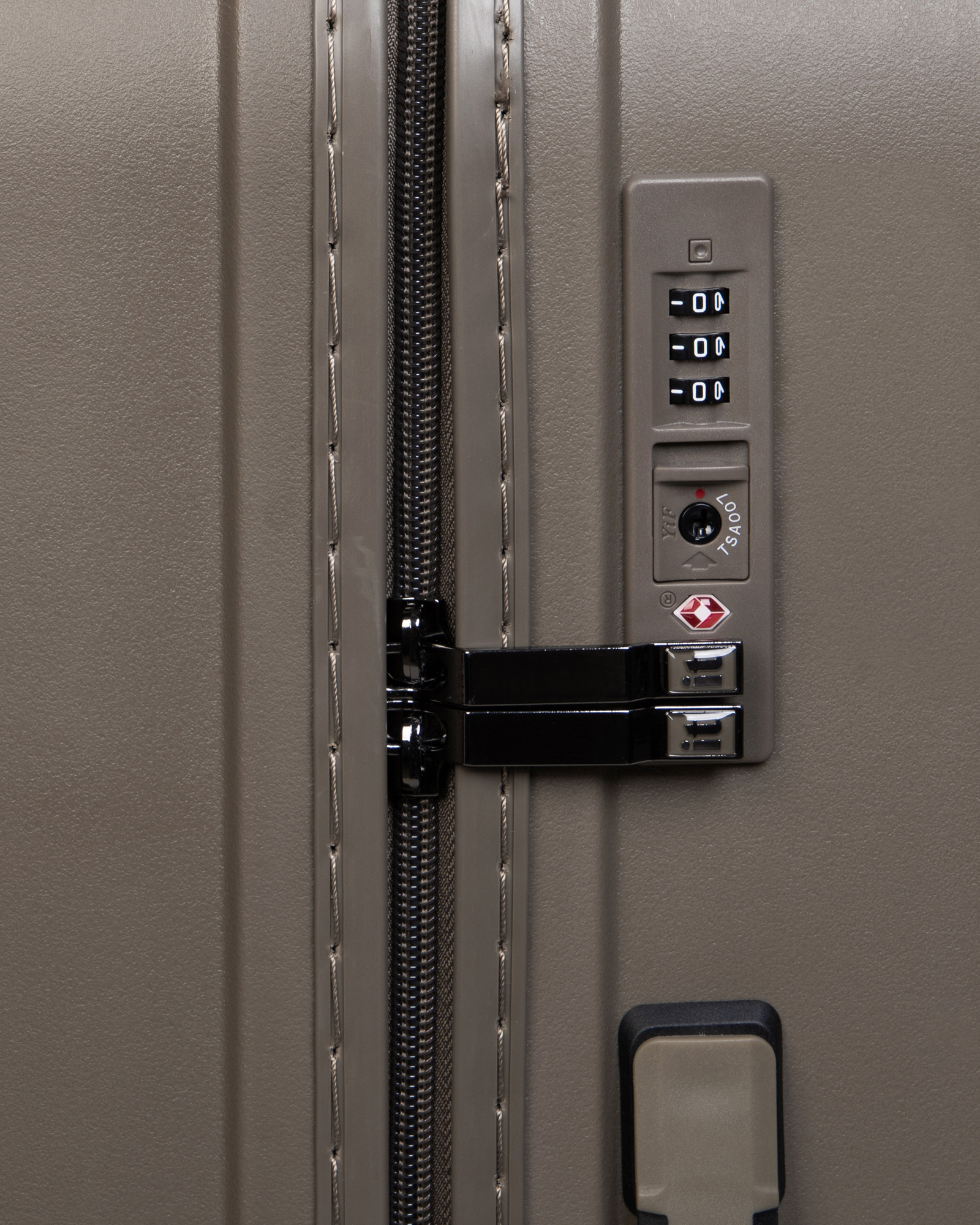it luggage influential hardside spinner