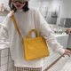 thumbnail image 4 of Bolso bandolera de un solo hombro Bolso pequeño de mensajero informal con bolsillo lateral Bolso cuadrado de gran capacidad Accesorios Regalos Amarillo Inevent AP008862-01, 4 of 7
