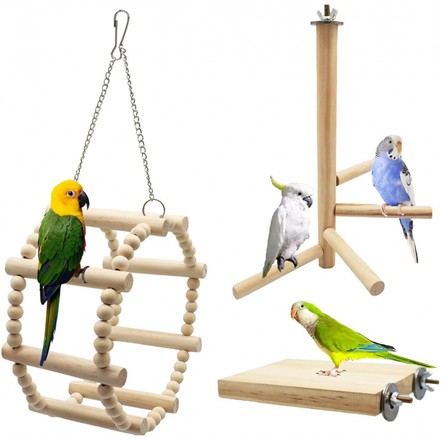 paquete de 3 juguetes para loros oso de fresa trepadores de madera para pájaros pequeños paquete blanco que incluye un columpio circular de cuentas con gancho, un soporte trípode vertical con perchas y una plataforma cuadrada con tornillos; madera natural y cadena metálica visibles, mostrados con aves para escala; también apto para ejercicios de equilibrio y exploración en jaulas.