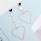 thumbnail image 3 of Pendientes asimétricos de aleación en forma de corazón para mujer con decoración de perlas de imitación, regalo de joyería, 3 of 5