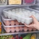 thumbnail image 4 of Paquete de 3 soportes para huevos cubiertos para refrigerador, dispensador de caja de almacenamiento de bandeja de huevos transparente, cartones de huevos de plástico apilables, 34 rejillas, 4 of 5