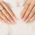 thumbnail image 3 of Uñas postizas degradadas, uñas postizas coloridas y brillantes, puntas de uñas francesas ovaladas cortas, uñas postizas acrílicas de cubierta completa diseñadas para mujeres y niñas, 24 piezas, 3 of 5