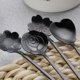thumbnail image 4 of Juego de 4 cucharas de acero inoxidable con forma de flor para mezclar, cubiertos para té helado, postre, vajilla, accesorios de cocina (negro), 4 of 7