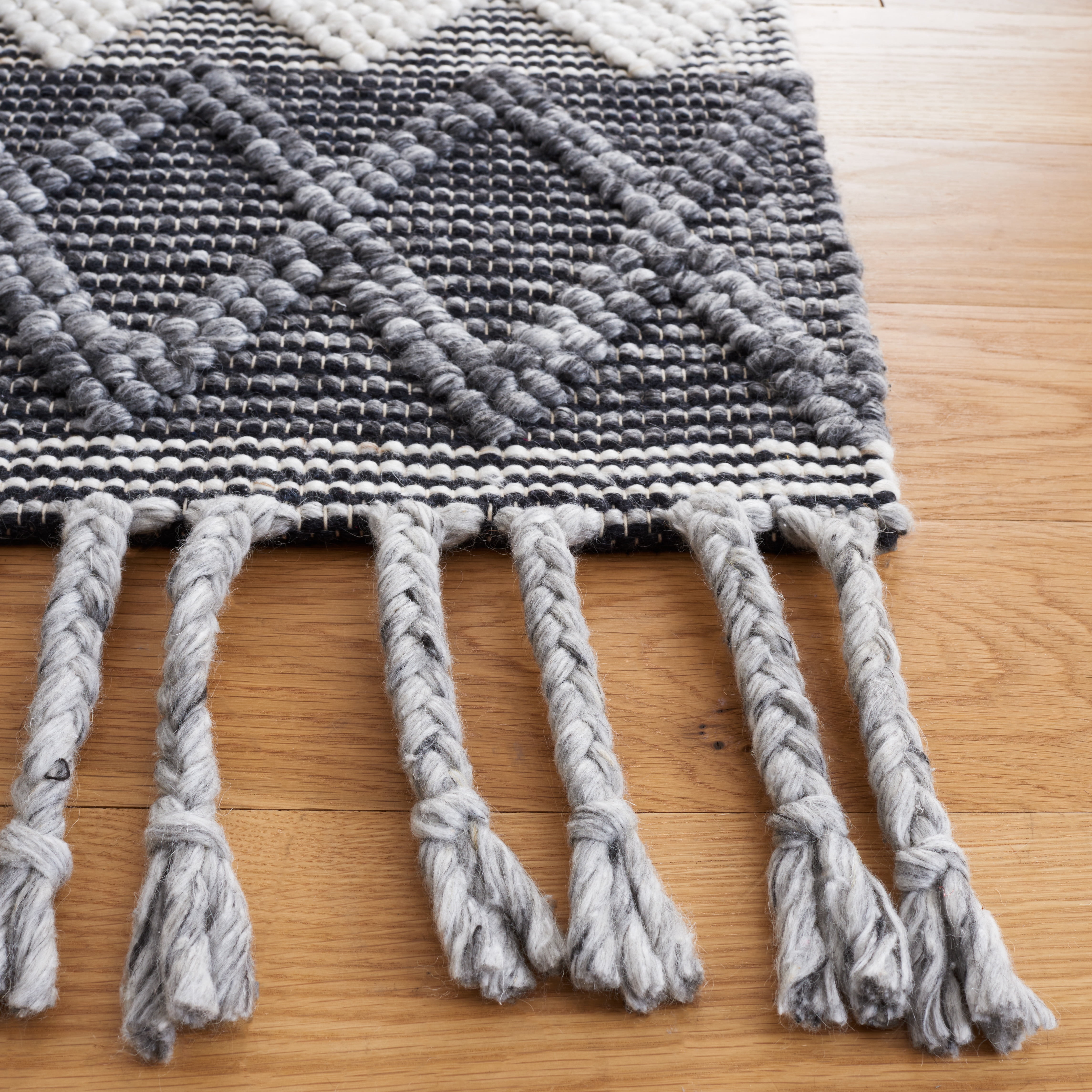 SAFAVIEH Natura Rebecca Southwestern Runner Rug, Charcoal/Ivory, 2'3" x 9'