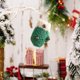 thumbnail image 1 of Adorno navideño de tela con flecos rojos | Colgante de patchwork hecho a mano con bordes blancos | Decoración de campanillas y muñecos de poliéster suave | Regalo navideño y decoración del hogar, 1 of 5