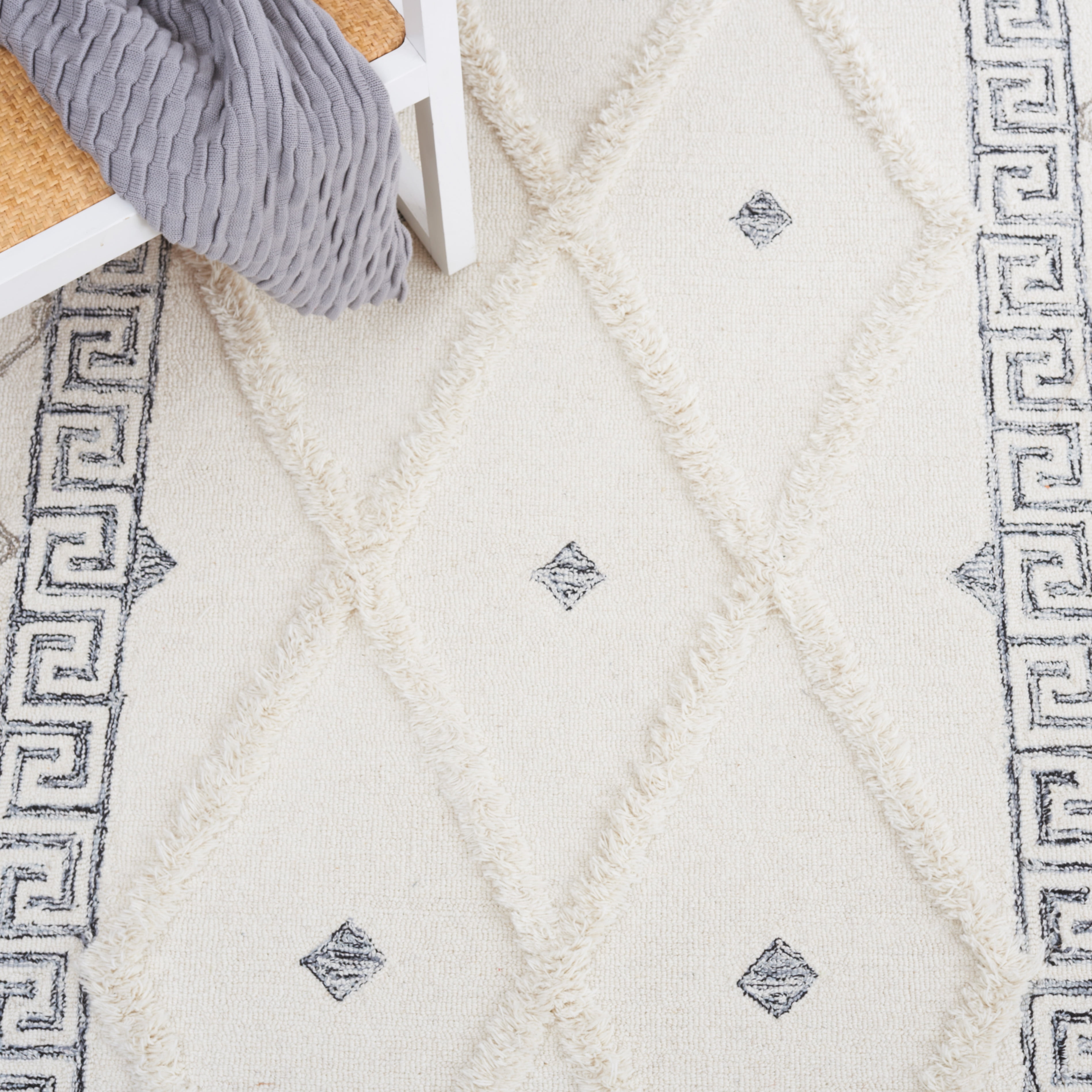 SAFAVIEH Casablanca Claudia Medallion Runner Rug, Ivory/Black, 2'3" x 9'