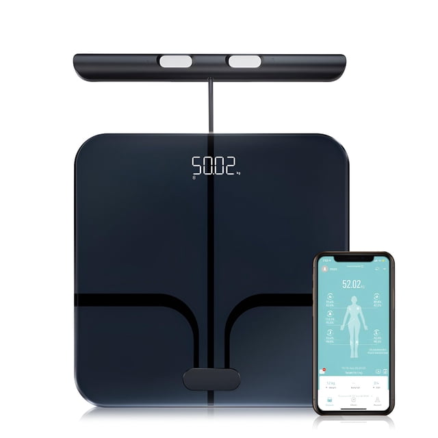 báscula inteligente fitdays para grasa corporal | tecnología avanzada de 8 electrodos para imc/20+ con mango retráctil y pantalla LED blanca, báscula negra cuadrada de vidrio templado con líneas centrales y almohadillas de electrodos ampliadas visibles; teléfono junto a la báscula muestra la app Starfit con lectura 52.02 kg, ideal para seguimiento familiar y análisis segmentado de composición corporal y para registrar progresos de pérdida de peso.