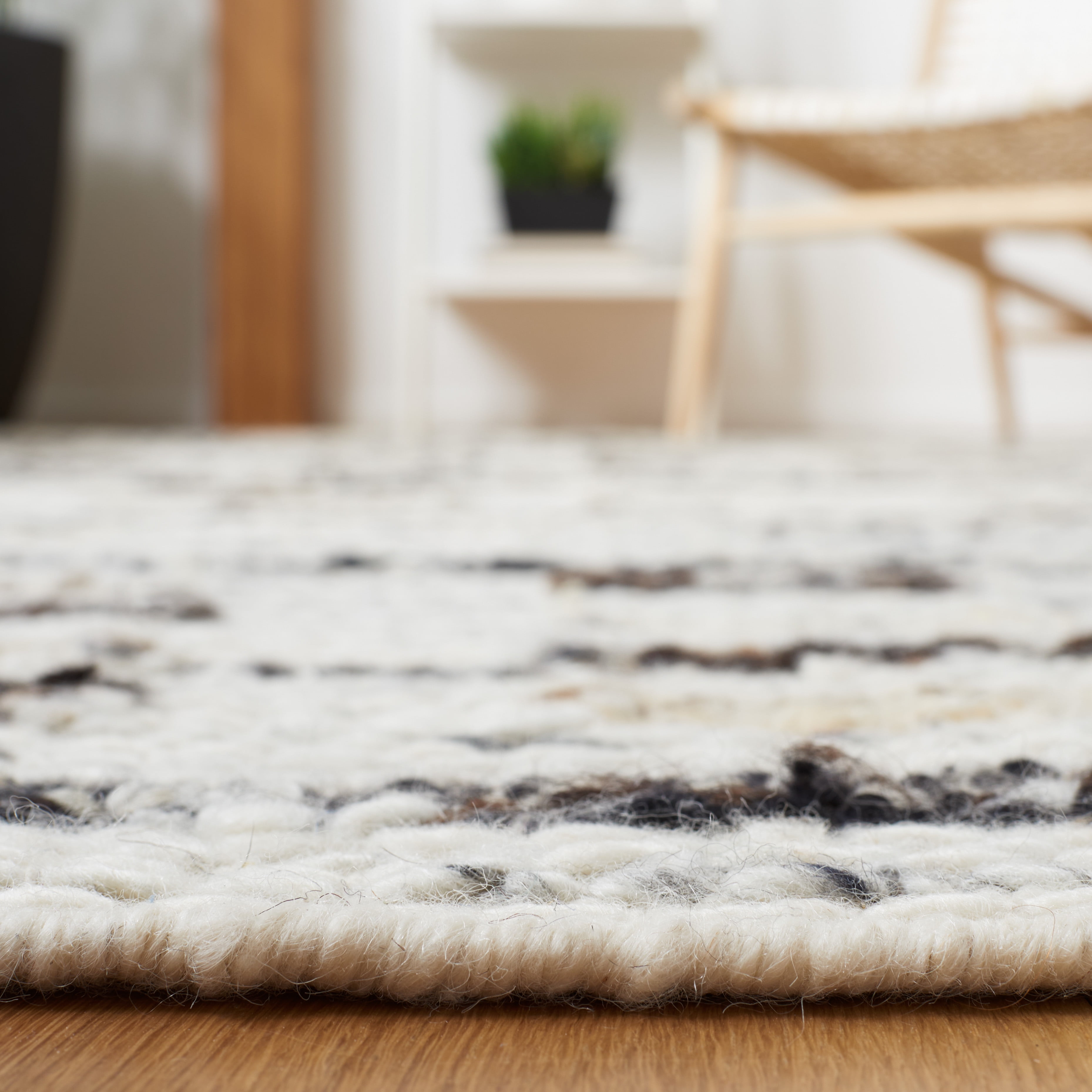 SAFAVIEH Manhattan Ronald Geometric Area Rug, Ivory/Dark Brown, 4' x 6'