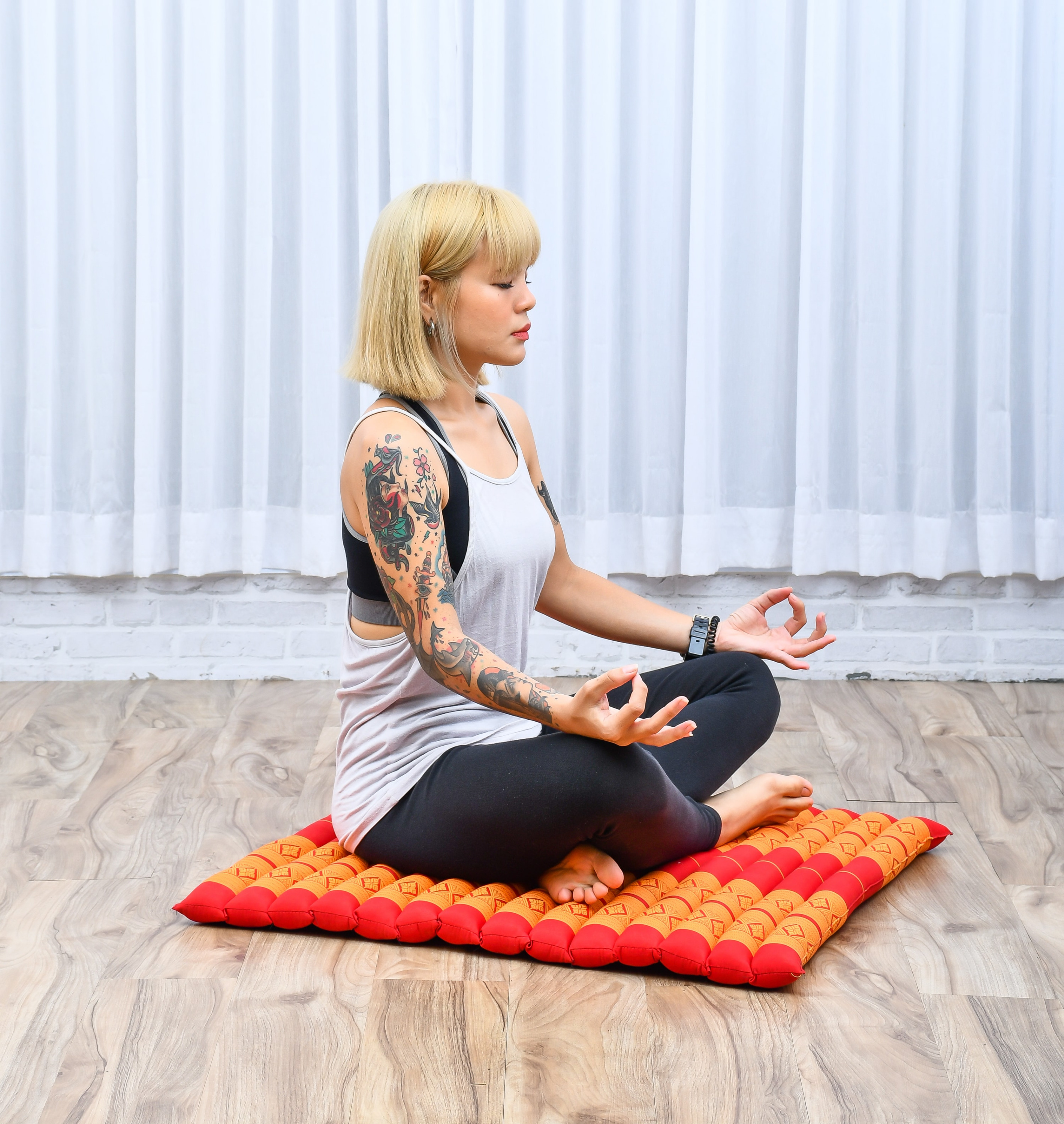 Leewadee Zabuton Seating Cushion – Square Floor Seat for Meditation Exercises, Light Yoga Mat Filled with Kapok, 28 x 28 inches, Orange Red