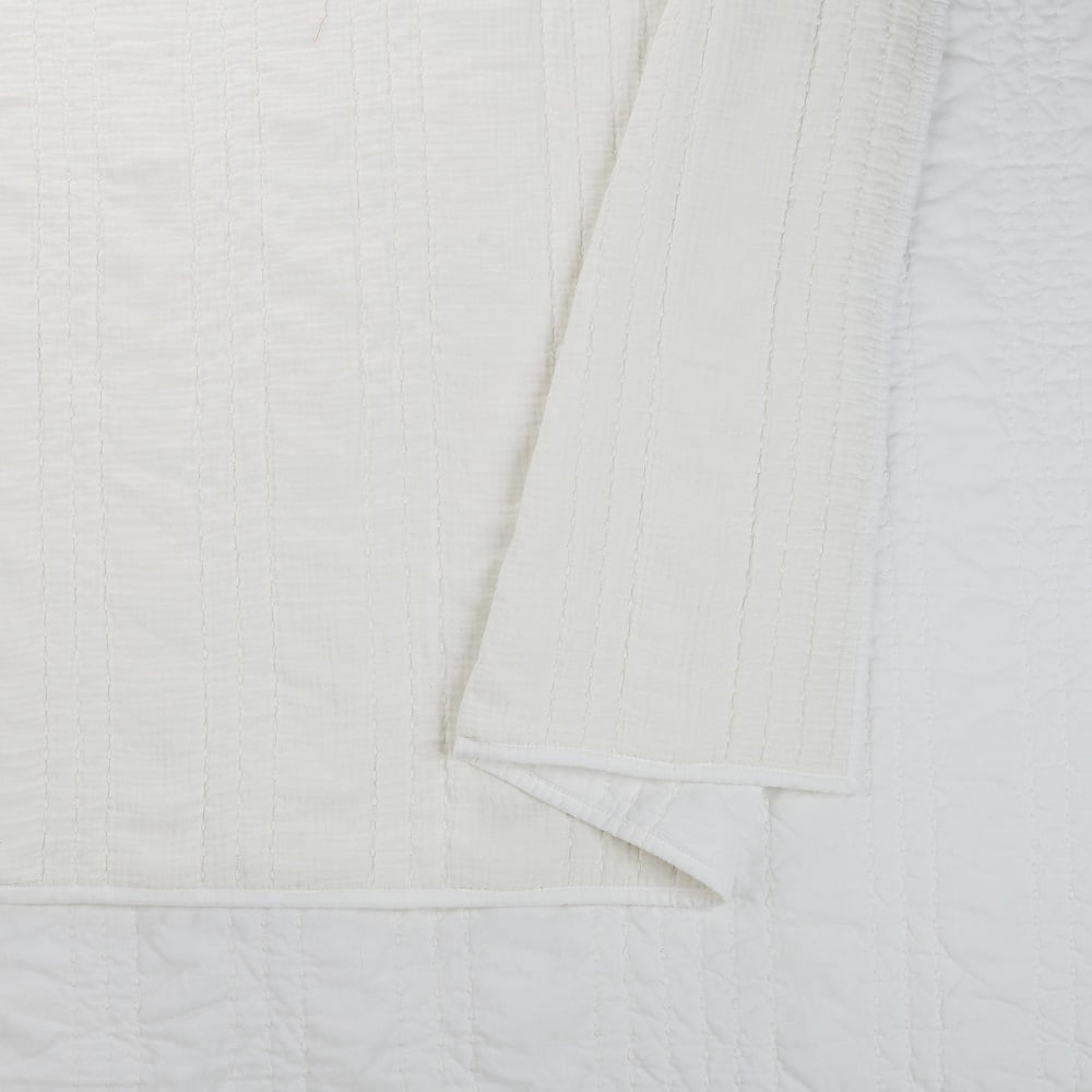 1977 Dry Goods White Atmosphere Cotton King Quilt