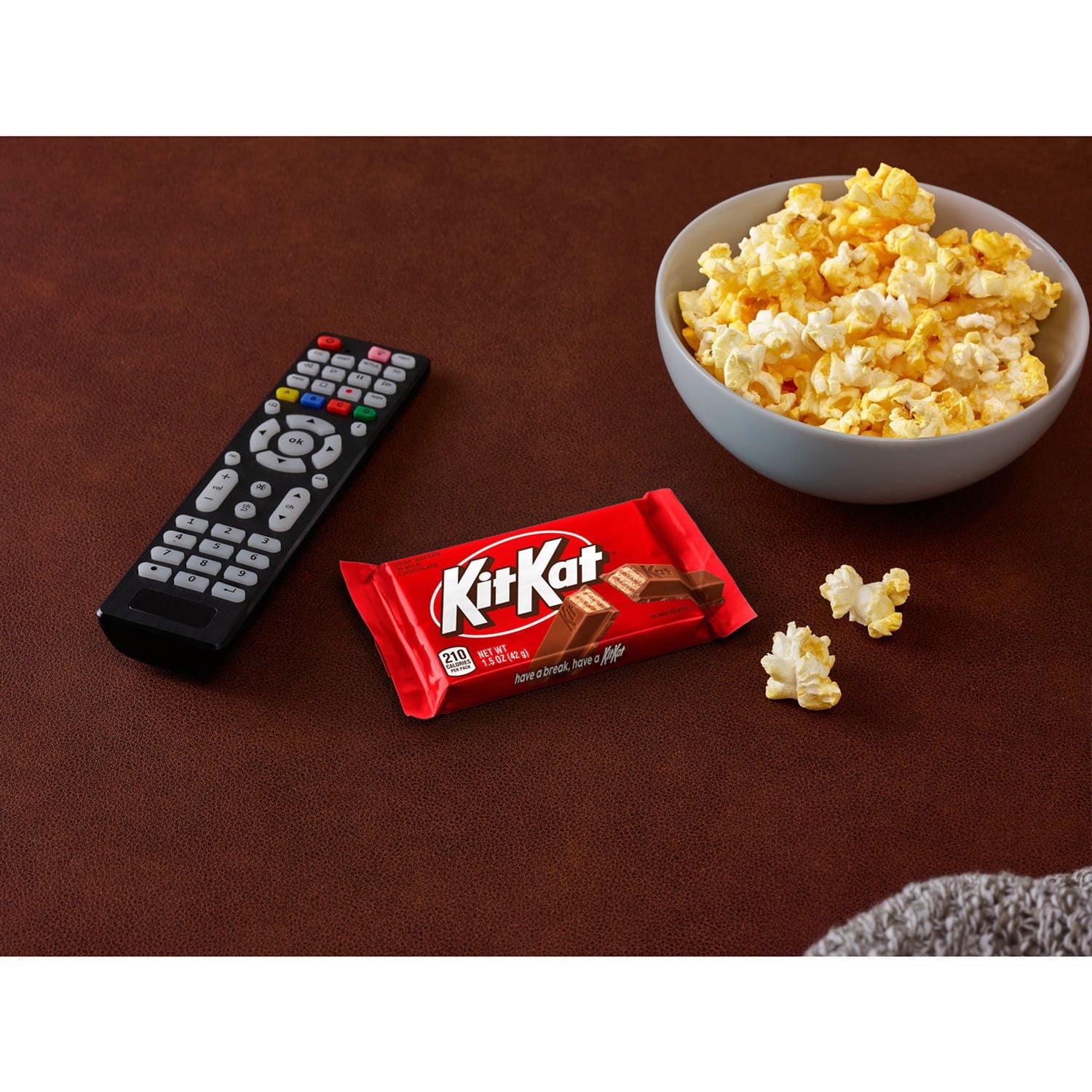 KIT KAT Milk Chocolate Wafer Candy, Full Size, 1.5 oz., 36 pk. With White Bowl By OMA