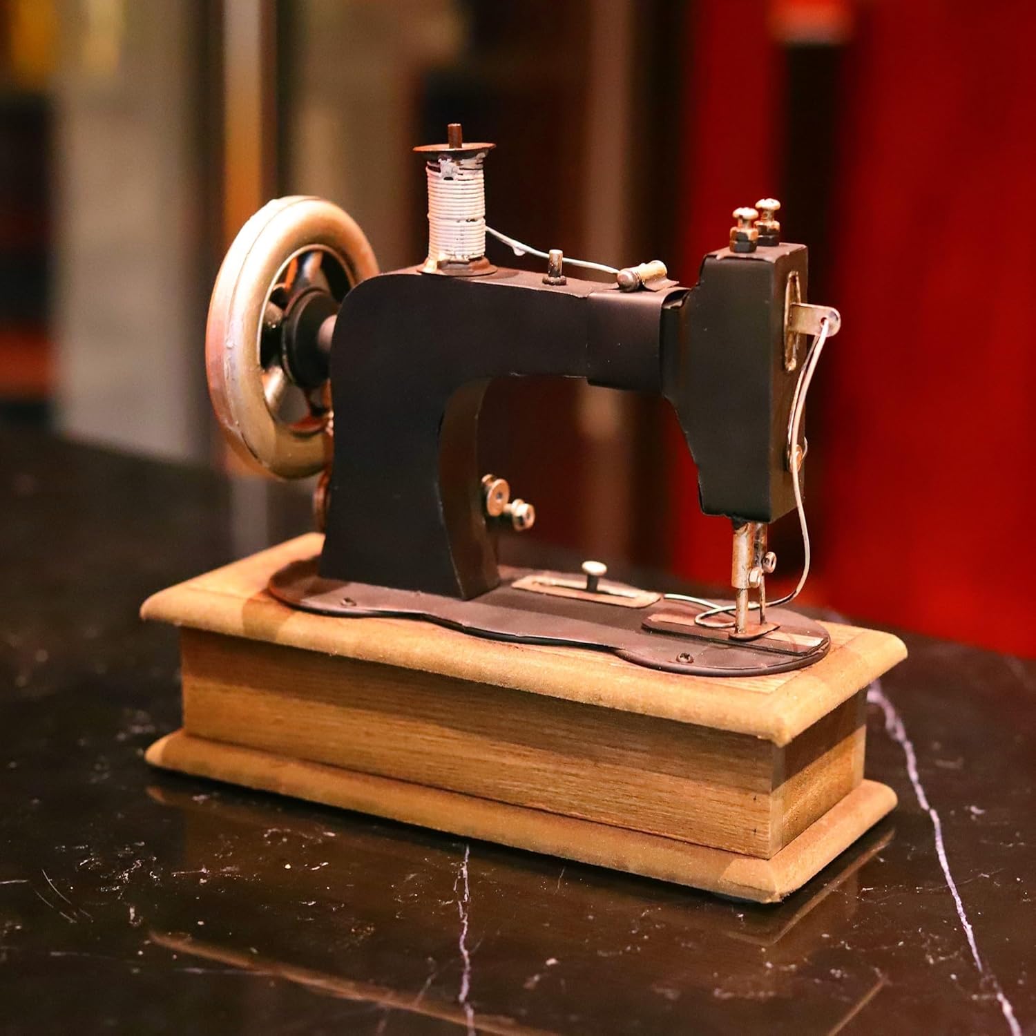 Large Vintage Iron Tin Sewing Machine Model Tin Design with Iron 70s 80s Tailor Needlework Retro Nostalgic Decor for Clothing Shop Cafe Desk Window Store Photo Props Sewing Ornaments